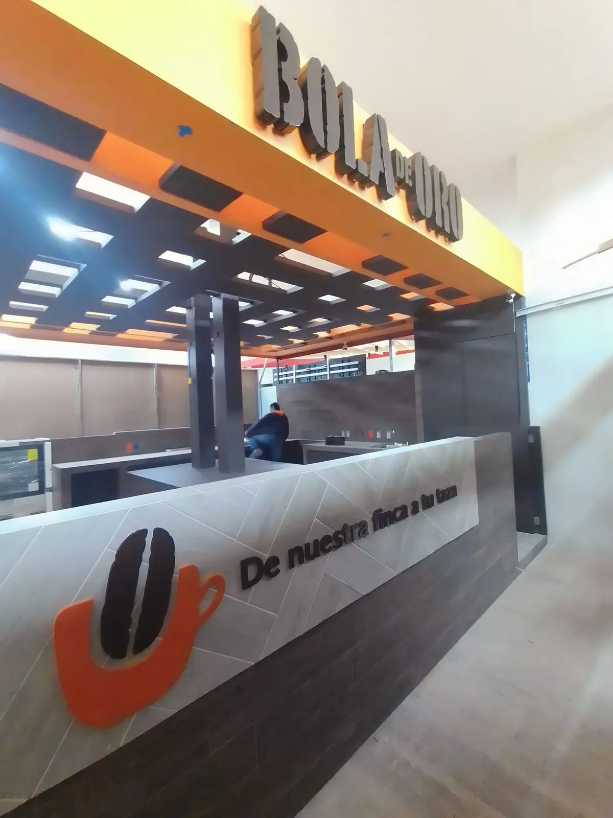 Interior de Bola de Oro con barra rotulada y ambientación de marca