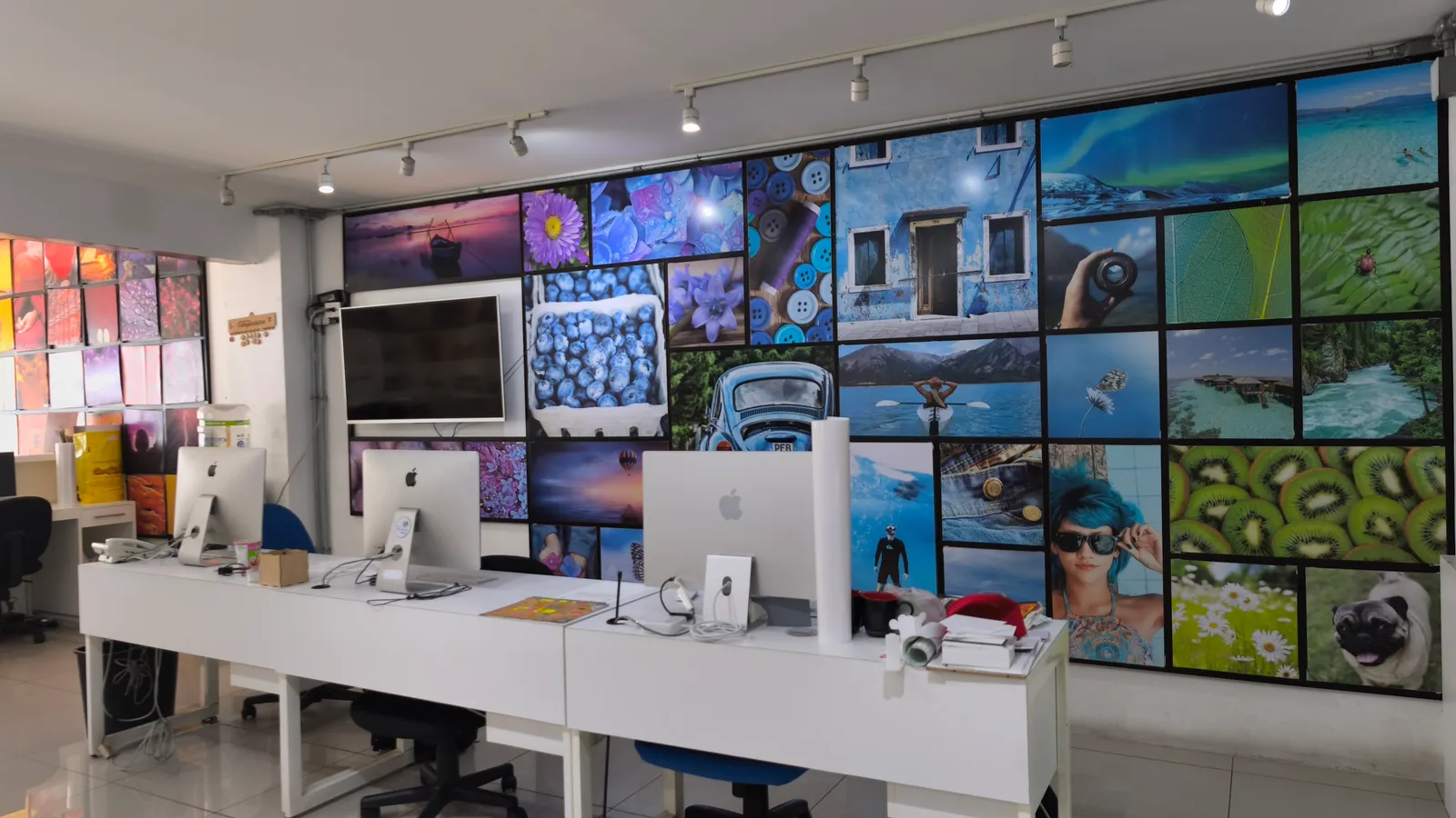 Estaciones de trabajo con muro de fotos impresas de fondo
