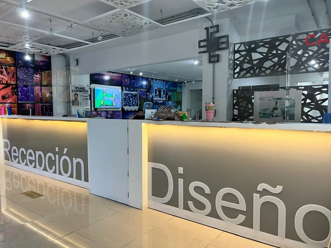 Área de diseño señalizada con letras 3D sobre el mostrador