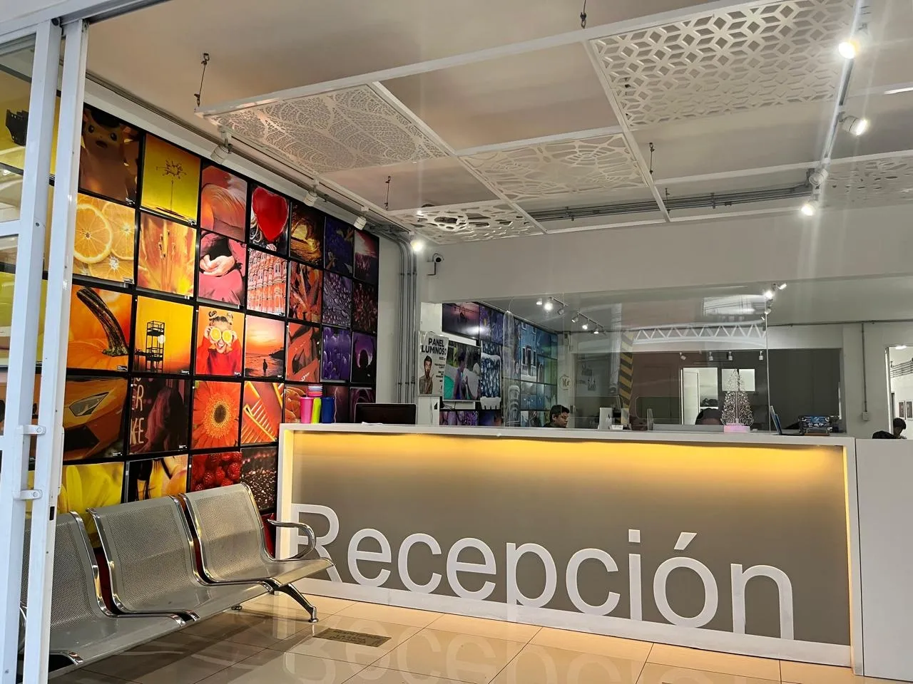 Recepción con muro de fotos impresas a todo color y letras en volumen