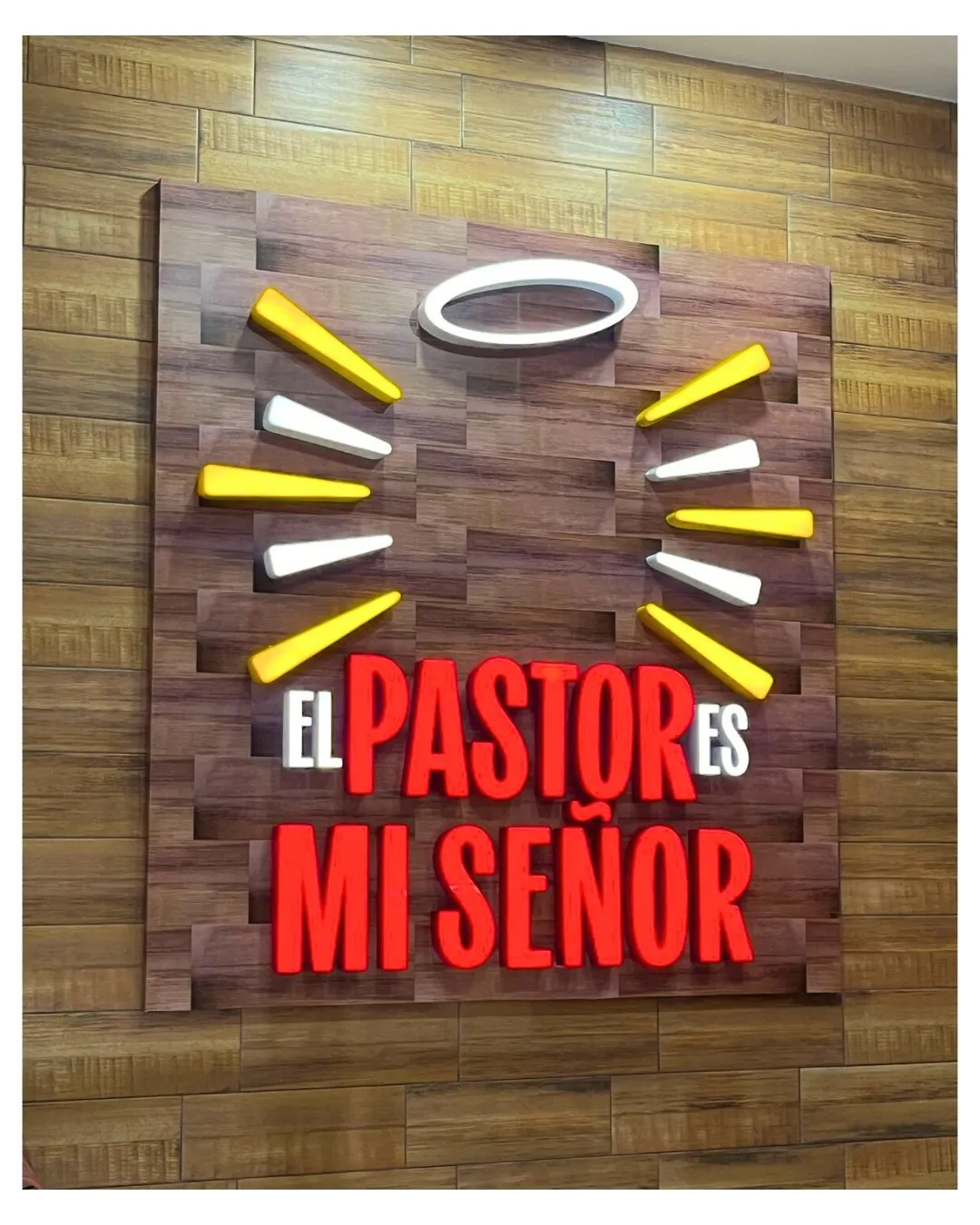 Muro interior de madera con letras 3D y aureola iluminada