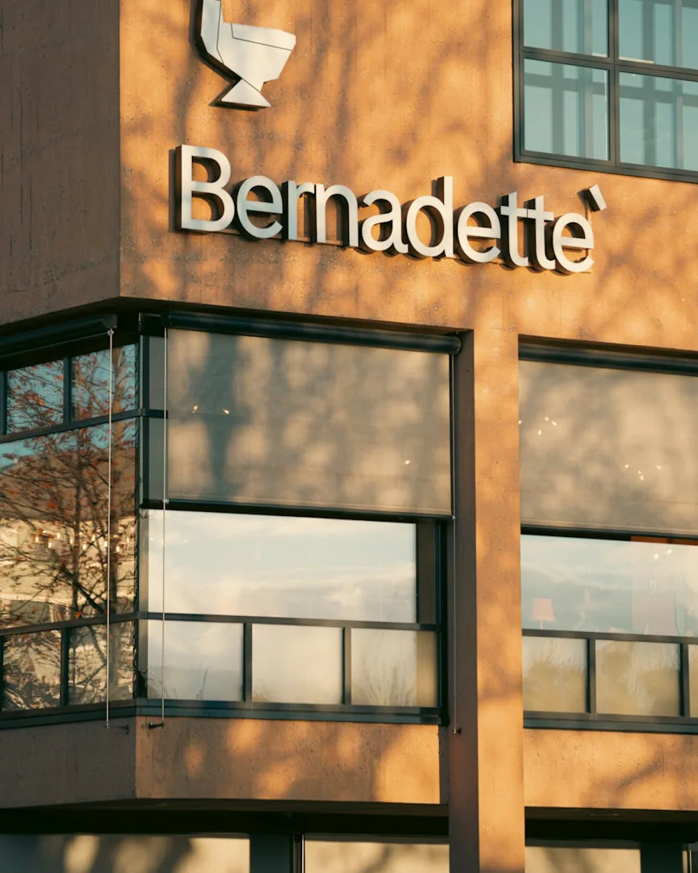 Anuncio luminoso fabricado por Letter Press iluminado de noche
