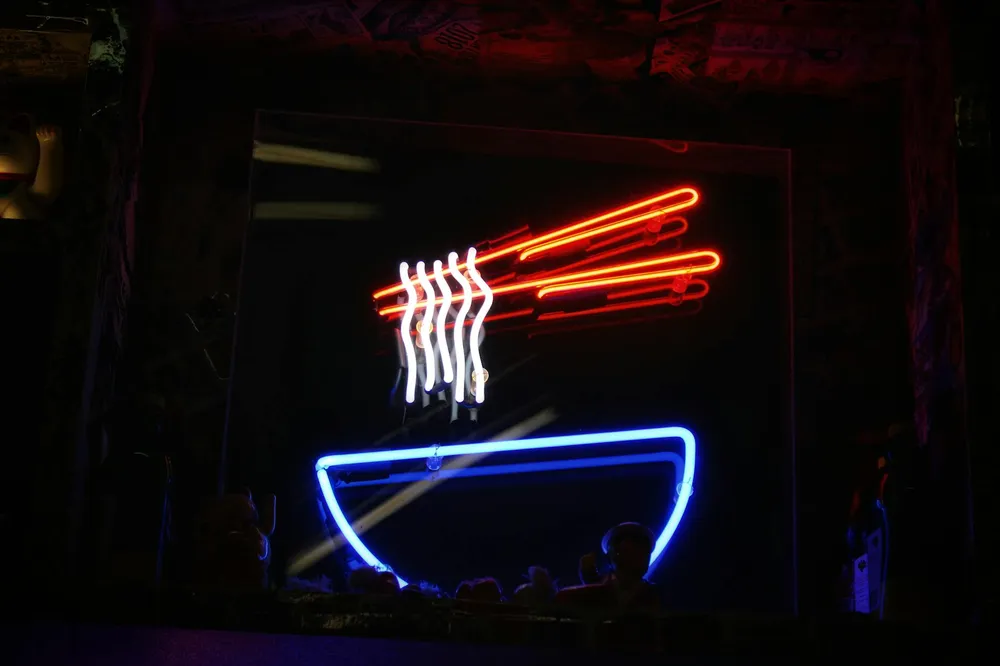Letras luminosas LED en la fachada de un negocio de noche