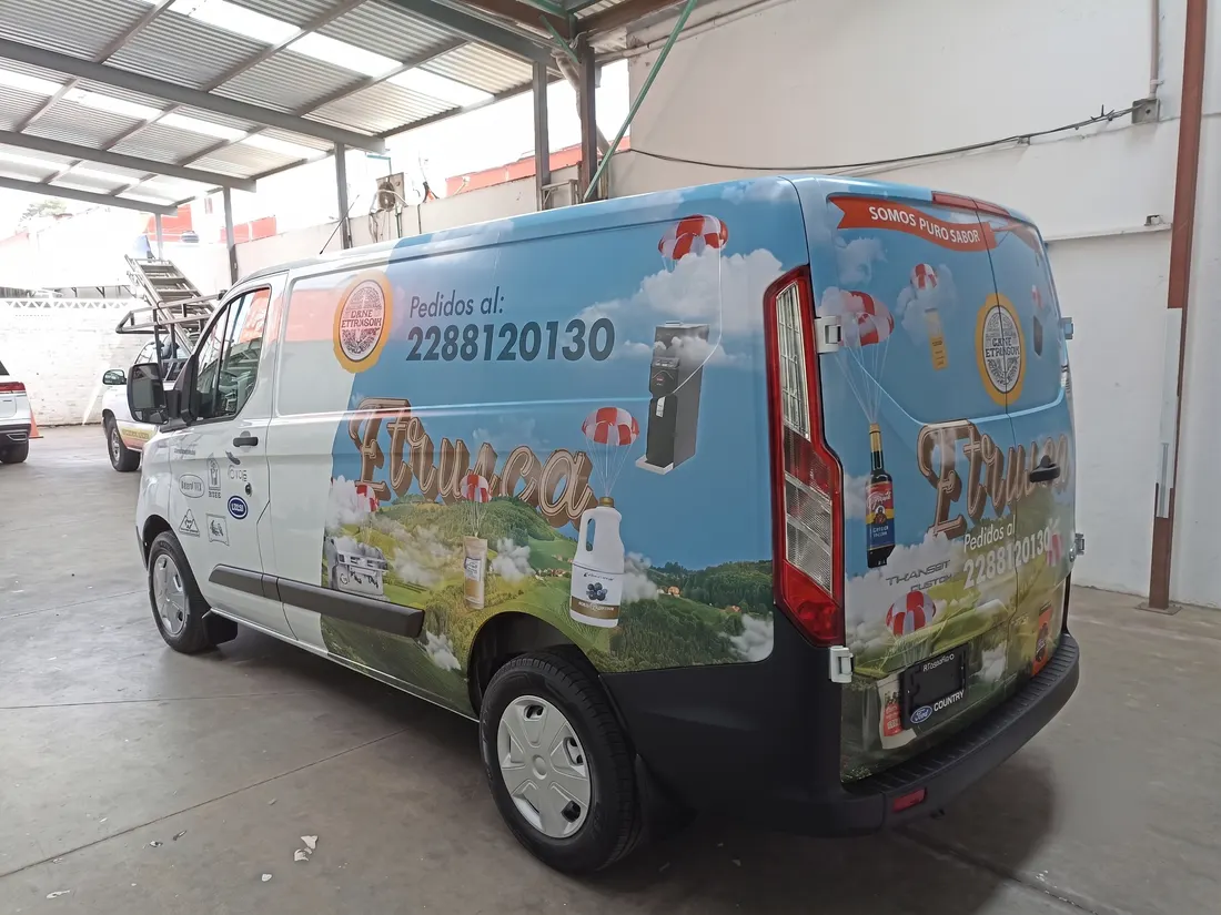 Camioneta con rotulación integral a todo color en el taller