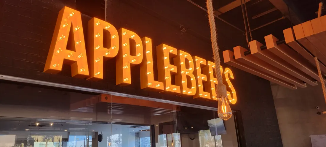 Letras gigantes con focos tipo marquesina de Applebee's iluminadas