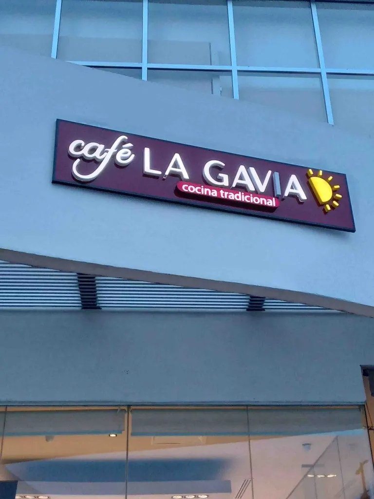 Letrero luminoso de Café La Gavia montado en una fachada