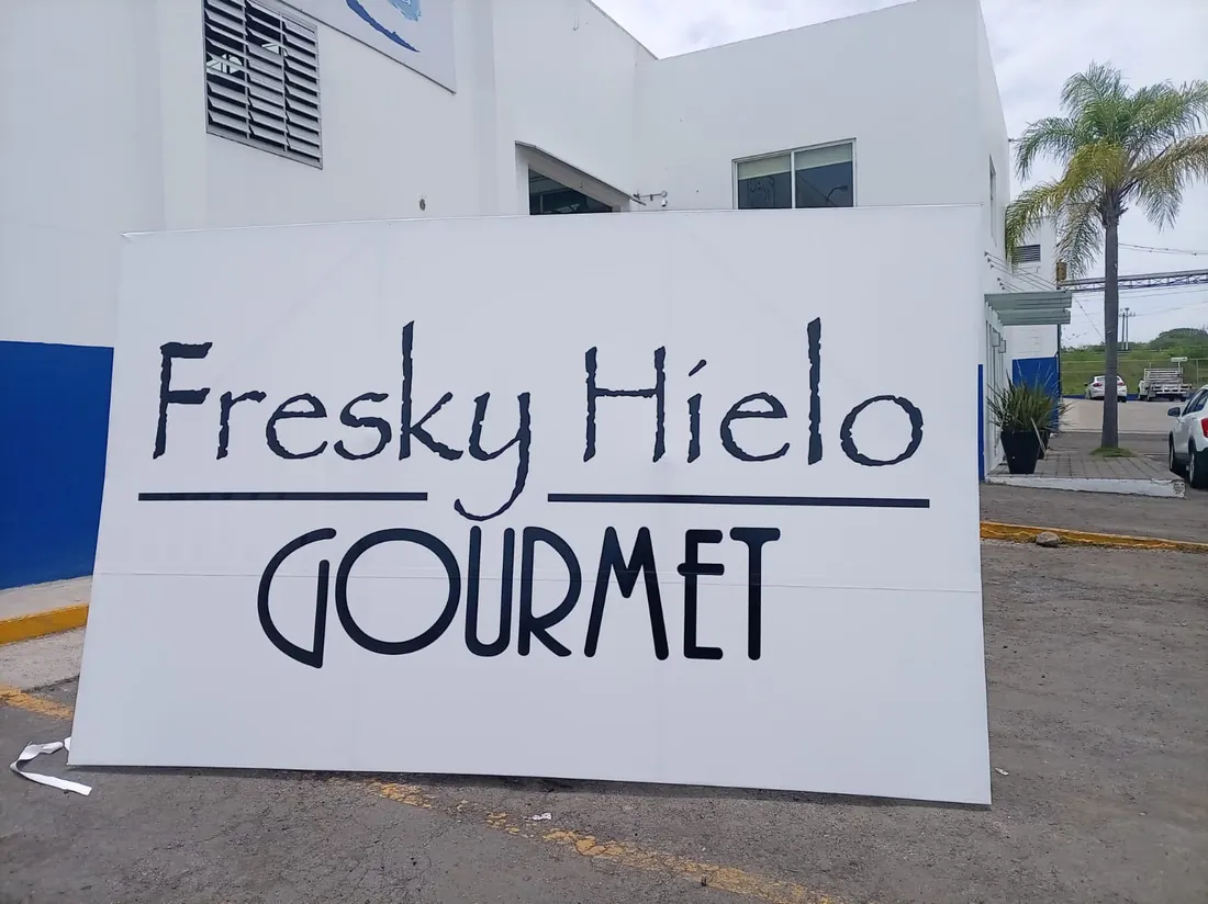Letrero rígido de Fresky Hielo Gourmet instalado en exterior