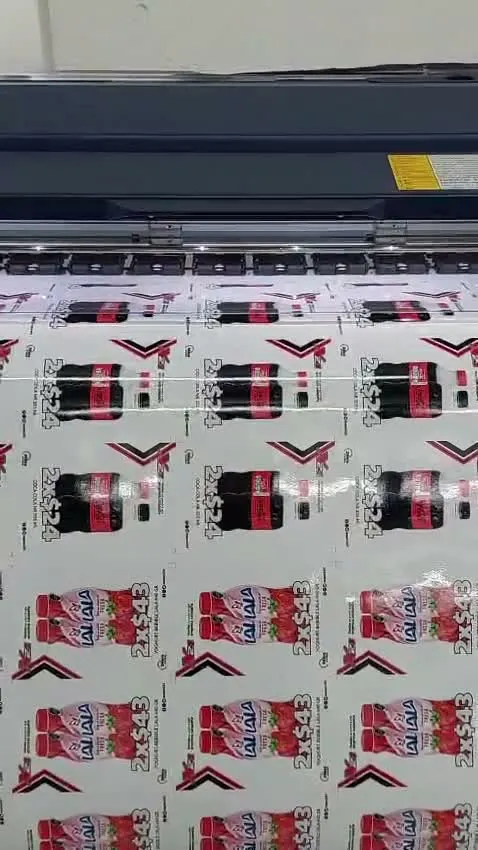 Lonas de Coca-Cola imprimiéndose en serie en el plotter de gran formato