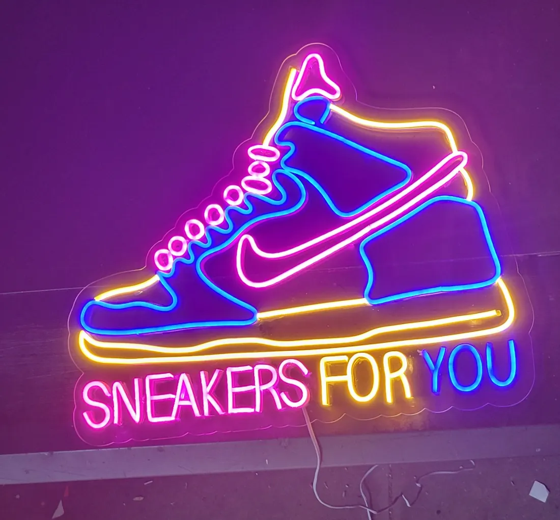 Letrero de neón LED multicolor con forma de tenis