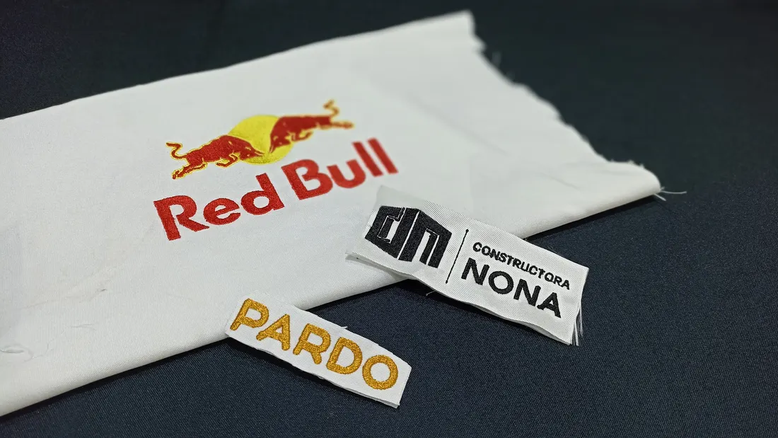 Viniles de corte con los logos de Red Bull y Pardo listos para aplicar