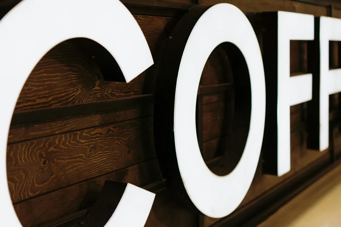 Proceso de corte de letras en el taller