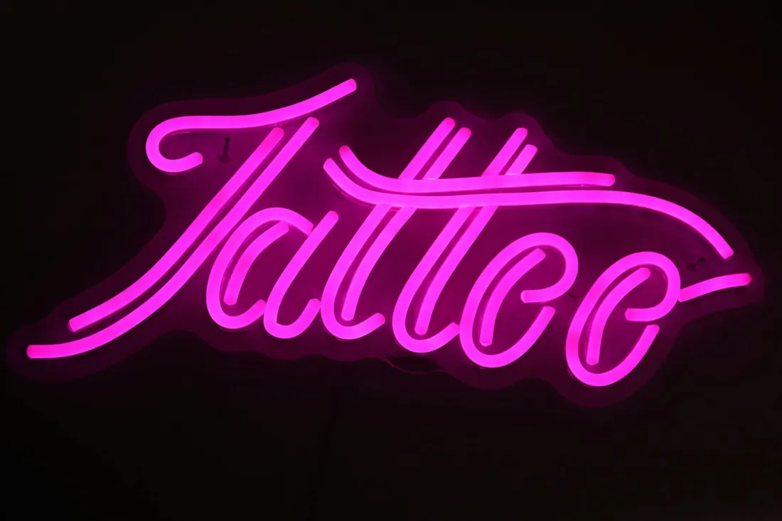 Letras luminosas LED instaladas en la fachada de un negocio de noche