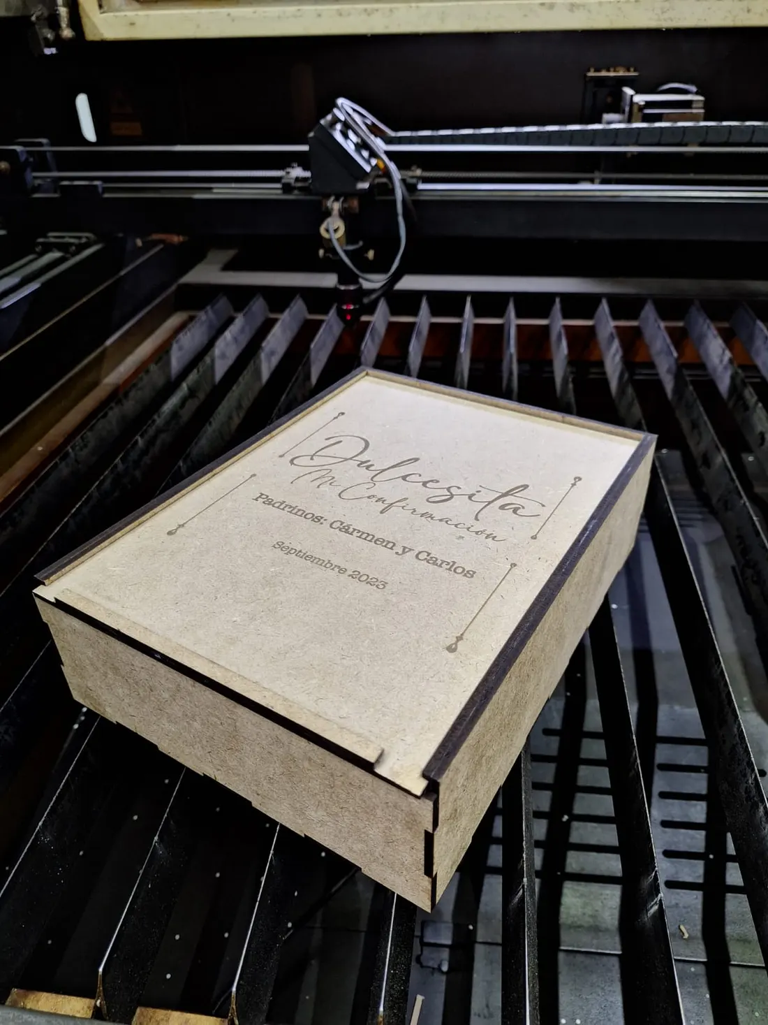 Caja de madera recién grabada a láser