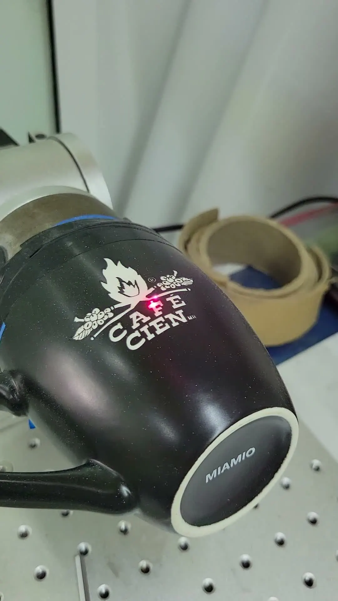 Termo con el logo de Café Cien grabado a láser