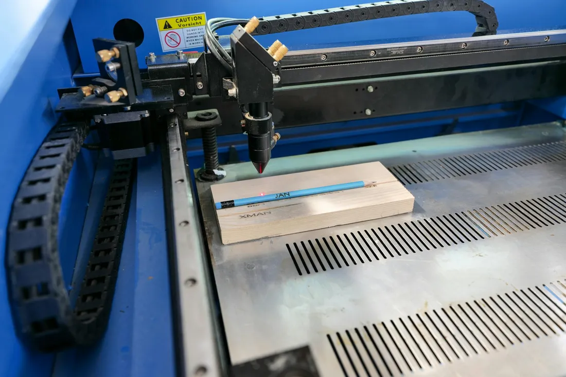 Máquina de corte láser trabajando en el taller